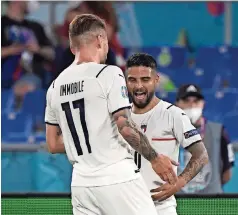  ??  ?? ciro IMMOBILE (17) y Lorenzo Insigne festejan el tercer gol de Italia en la victoria 3-0 sobre Turquía en la primera fecha del Campeonato Europeo, el 11 de junio del 2021 en Roma. El gol fue anotado por Insigne