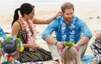  ?? Foto: Dan Himbrechts/AAP/tmn ?? Blumenkett­en um den Hals: Prinz Harry und seine Frau Meghan besuchten Bondi Beach am 19. Oktober 2018.