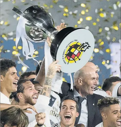  ?? FOTO: SIRVENT ?? El Madrid de Zidane, que suma dos Ligas y tres Copas de Europa, alzó el trofeo tras imponerse al Villarreal