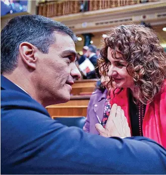  ?? ?? El presidente del Gobierno, Pedro Sánchez y María Jesús Montero, ministra de Hacienda y Función Pública.