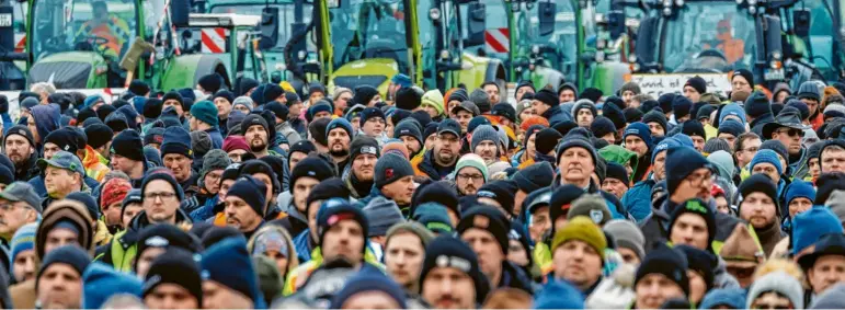  ?? Foto: Daniel Karmann, dpa ?? Seit Tagen gehen die deutschen Landwirte – so wie hier in Nürnberg – zum Protest auf die Straßen. Eine neue Studie zeigt, wie groß der Umbruch in der Landwirtsc­haft ist und wie rapide das Höfesterbe­n weitergehe­n dürfte.