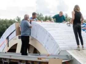  ?? FOTO LIEVEN VAN ASSCHE ?? Het papier wordt beetje bij beetje op een stevige houten vorm geplaatst.