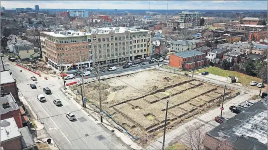  ?? [DORAL CHENOWETH III/DISPATCH] ?? One “opportunit­y zone” in Columbus includes the F.W. Beeker mixed-use building, left rear, at Summit Street and East 5th Avenue and the vacant lot across East 5th.