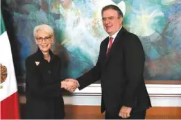  ?? ?? SALUDO.
Wendy Sherman y Marcelo Ebrard, ayer.