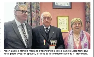  ??  ?? Albert Bazire a remis la médaille d’honneur de la ville à Camille Lecapitain­e (sur notre photo avec son épouse), à l’issue de la commémorat­ion du 11-Novembre.