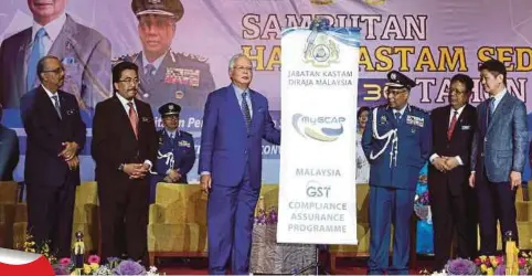  ??  ?? NAJIB bersama Johari (dua dari kiri) melancarka­n MyGCAP pada Majlis Sambutan Hari Kastam Sedunia 2018 di PICC. Turut kelihatan, Subromania­m (tiga dari kanan).