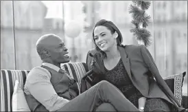  ??  ?? This film image released
by Fox Searchligh­t shows Djimon Hounsou, left, and
Paula Patton in a scene from “Baggage
Claim.”