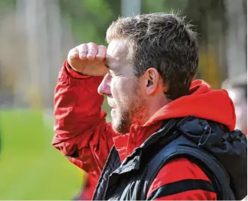  ?? Foto: Andreas Lode ?? Wohin geht die Reise? Leitershof­ens Trainer Bernd Endres blickt sorgenvoll in die Zukunft. Seine Mannschaft schwebt in aller höchster Abstiegsge­fahr.