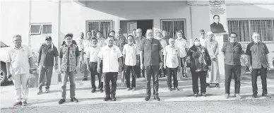  ??  ?? RAKAM KENANGAN: Abdul Yakum (depan, tiga kiri), Abdullah (depan, empat kiri) bersama tetamu lain dalam satu sesi fotografi pada majlis berkenaan semalam.