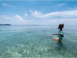  ??  ?? Riska, 11 tahun, warga asli Pulau Mutus, Kepulauan Rajaampat, Papua
Barat. Ia menghabisk­an waktu luangnya dengan memancing ikan di perairan pesisir.