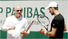  ??  ?? El serbio inició su primera práctica formal bajo la conducción del estadounid­ense Andre Agassi, en la previa del segundo Grand Slam del año.