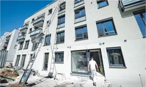  ?? FOTO: DPA/SINA SCHULDT ?? Ein Argument für Unternehme­n, um Arbeitskrä­fte an sich zu binden, könnten in Ravensburg Werkswohnu­ngen sein.