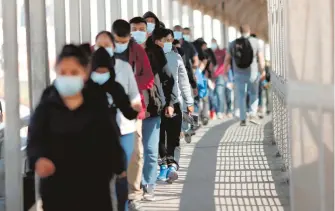  ?? REUTERS ?? Solicitant­es de asilo esperan en el puente internacio­nal de Ciudad Juárez