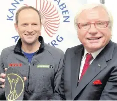  ?? Foto: Ulrich Wagner ?? Der World Paddle Award (hier von links Akademiech­ef Rob van Bommel sowie Karl Heinz Englet) wird auch 2016 in Augsburg vergeben.