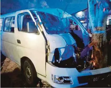  ??  ?? KEADAAN van yang terbabas lalu melanggar pokok tepi jalan di Jalan Alamanda 12, Bintulu.