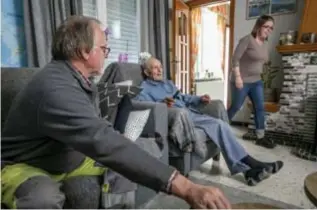  ?? ?? Robert op zijn vaste plaats in de woonkamer van zijn ‘papa’ Marc en diens dochter Debby.