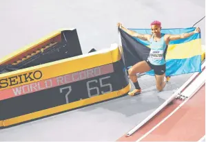  ?? — Gambar AFP ?? REKOD: Charlton bergambar di sebelah papan digital yang memaparkan catatan masanya dalam acara 60 meter larian berpagar wanita di Kejohanan Dalam Dewan Duniadi Scotland.