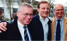  ??  ?? April 2005: Internet-Unternehme­r Alexander Falk und seine Verteidige­r Gerhard Strate (l.) und Thomas Bliwier freuen sich über die Haftversch­onung.