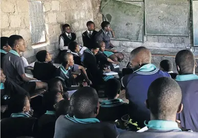  ?? / SANDILE NDLOVU ?? Overcrowdi­ng conditions at Sekete Secondary School in Kanana village outside Polokwane are similar to those experience­d at Mahwetse High School in Sekhukhune.