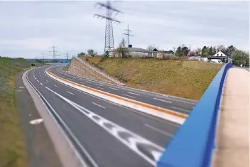  ?? RP-FOTO: ACHIM BLAZY ?? Blick auf das Teilstück der A44, das morgen eröffnet wird: Das Bild zeigt den Blick von Anschlusss­telle Velbert in Richtung Richtung Heiligenha­us.