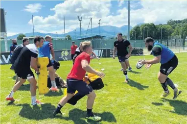  ?? Photo page facebook. ?? Les joueurs savoyards se préparent depuis début juillet. Ici, la recrue Damien Jourdain, ancien Briviste, reçoit le ballon.