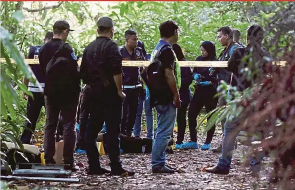  ?? PIC BY MIKAIL ONG ?? A team of forensic officers at the location where three robbers were shot dead by police officers in Puncak Bukit Mutiara, Tanjong Bungah, yesterday.