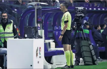  ?? / M. F. DE VELASCO (GTRES) ?? Jaime Latre consulta la pantalla del VAR durante el Levante-Athletic del día 3.