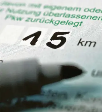  ?? Foto: Andrea Warnecke, dpa ?? Die Steuererkl­ärung für 2020 macht (mehr) Arbeit: Die Fahrten zur Arbeitsstä­tte und die Homeoffice‰Tage sollten für die Wer‰ bungskoste­n genau aufgeliste­t werden.