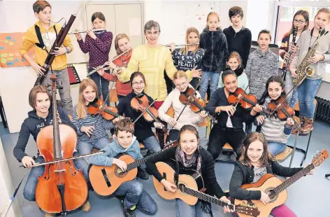 ?? RP-FOTO/ARCHIV: DIETRICH JANICKI ?? Musiklehre­rin Anette Jensen mit jüngeren Mitglieder­n des Schulorche­sters des Gymnasiums Wülfrath.