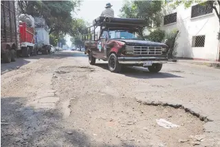  ??  ?? El desvío de los vehículos de carga hacia Vainilla deterioró más el pavimento