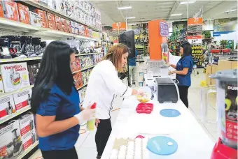  ??  ?? LIDERAZGO. La Mundial realizó recienteme­nte con gran éxito el taller de cocina Black and Decker, donde los clientes conocieron las bondades de estos productos.