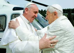  ?? (Ap) ?? L’abbraccio Un incontro fra papa Francesco e il suo predecesso­re Benedetto XVI