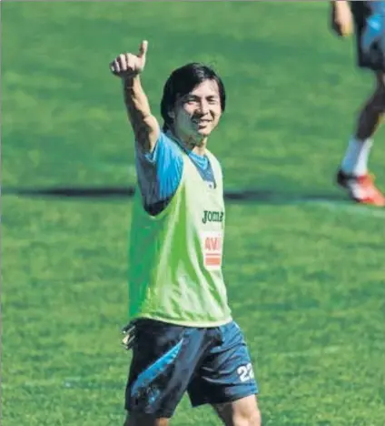  ?? FOTO: MD ?? Takashi Inui saluda a la cámara con el pulgar hacia arriba durante un entrenamie­nto del Eibar