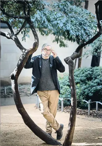  ?? ANA JIMÉNEZ ?? Antonio Muñoz Molina fotografia­t ahir en un parc de Barcelona