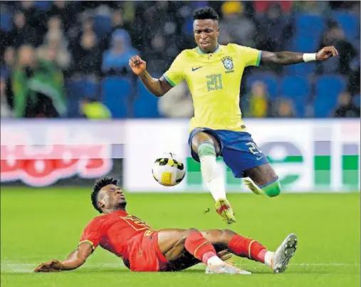  ?? ?? Vinicius salta para superar la entrada de un rival durante el amistoso del pasado viernes, ante Ghana, en Le Havre.