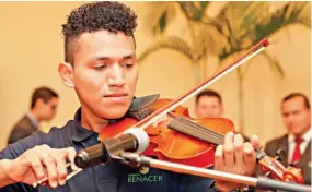  ??  ?? Habilidade­s. El joven Nahún Eliseo Roque, beneficiar­io de la Fundación Renacer, ejecutó una melodía ayer durante el evento de la fundación.