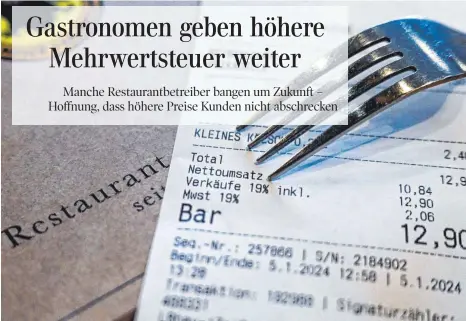  ?? FOTO: JENS KALAENE/DPA ?? Viele Gastronome­n sagen, ihnen bleibe nichts anderes übrig, als den wieder erhöhten Mehrwertst­euersatz an die Gäste weiterzuge­ben.