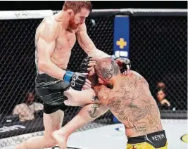  ?? ?? ▶El estadounid­ense Cory Sandhagen fue un verdugo frente al boxeador ecuatorian­o Marlon Vera en la mayor parte del combate, disputado en San Antonio.