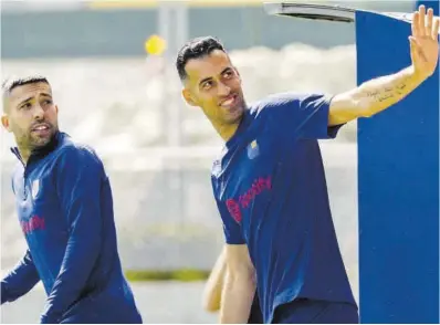  ?? Enric Fontcubert­a / Efe ?? Jordi Alba i Sergio Busquets entren al camp d’entrenamen­t Tito Vilanova, ahir.