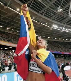  ?? /GETTY IMAGES ?? Yulimar Rojas celebra con la bandera de Venezuela tras proclamars­e campeona mundial de triple salto.