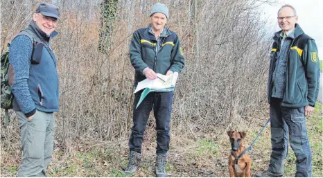  ?? FOTO: KATRIN BÖLSTLER ?? Trafen sich, um im Wald rund um Hopferbach nach Baumhöhlen zu suchen (v. l.): Luis Sikora, André Kappler und Revierleit­er Matthias Holzapfel.