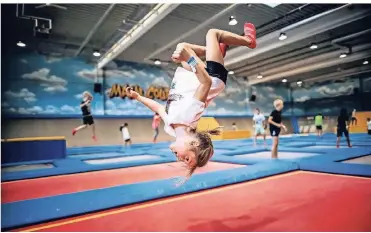  ?? RP-FOTO: ANDREAS ENDERMANN ?? Trampolin-Springen macht Spaß. Sarah (7) und Robert (11, dahinter) kommen gerne in die AirHop-Halle. Viele Kinder und Jugendlich­e feiern hier auch ihren Geburtstag.