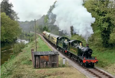  ?? DAVID HUNT ?? Prairie pair Nos. 4555 and 5526 approachin­g Hood Bridge on the 2.57pm Buckfastle­igh to Totnes Riverside with GWR coaches Nos. 1645, 1295, 2434 and 9044 on April 30.