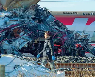  ??  ?? Il treno Frecciaros­sa dopo l’incidente A sinistra il tabellone dei ritardi alla stazione di Santa Maria Novella