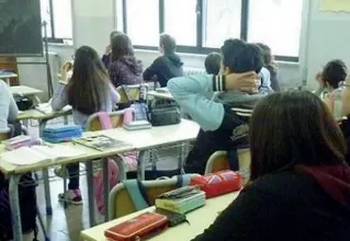  ??  ?? In classe Una quindicenn­e veronese ha deciso di non andare più a scuola per il comportame­nto dei compagni