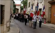  ??  ?? Le cortège arrive place du village