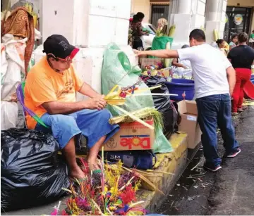  ??  ?? Tradición. Los ramos simbolizan el júbilo del pueblo ante la entrada triunfal de Jesús a Jerusalén.