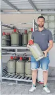  ?? FOTO: SIMON FEDERER ?? Hat noch genügend Gasflasche­n auf Lager: Axel Kirsamer von der SpäthTanks­telle.