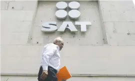  ??  ?? La nueva obligación emitida por el SAT está dirigida a los contribuye­ntes con ingresos por transaccio­nes mercantile­s comerciale­s y arrendamie­nto con pagos diferidos.