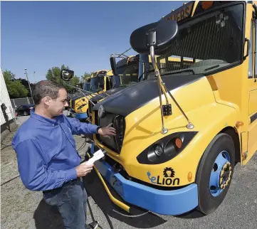  ?? PHOTO DANIEL MALLARD ?? Le chauffeur Éric Vidal adore conduire les nouveaux autobus scolaires électrique­s, que l’on peut facilement distinguer grâce à une bande bleue située à l’avant du véhicule.
